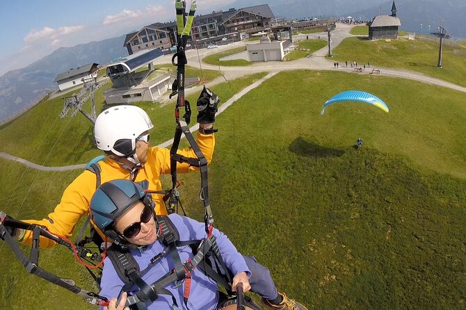 The Best Paragliding Tandem Flights in Zell am See Kaprun - Floating above Zell am See from Schmittenhöhe