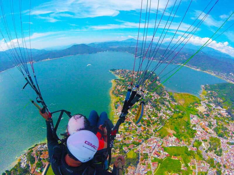 Valle de Bravo: Paragliding flight - The views over woods, streets, and lake