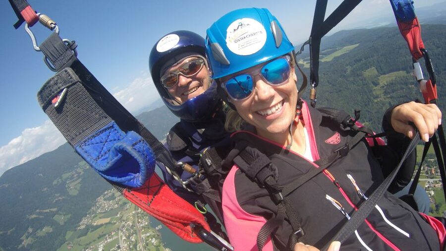 Villach/Ossiachersee: Paragliding "Action" Tandemflug - A calm finish at the large landing area
