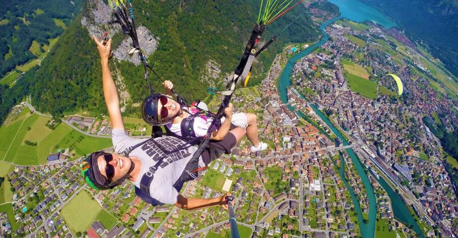 Zurich: Day trip to Interlaken incl. tandem paragliding - Reaching Interlaken between two lakes